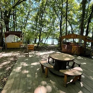 hebergement-insolite-location-yourte-au-bord-du-lac-de-mielan.midi-pyreneeshotels.com/
